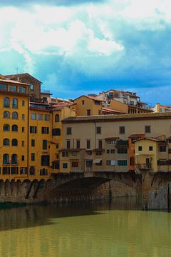 Ponte Vecchio aan de Rivier de Arno in Florence, Italië van Shania Lam