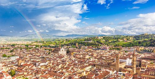 Panoramisch uitzicht over de historische stad en een regenboog in Florence