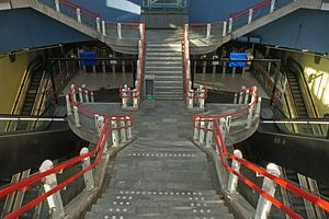 Cage d'escalier avec rampes rouges dans la station Blaak, Rotterdam sur Gert van Santen