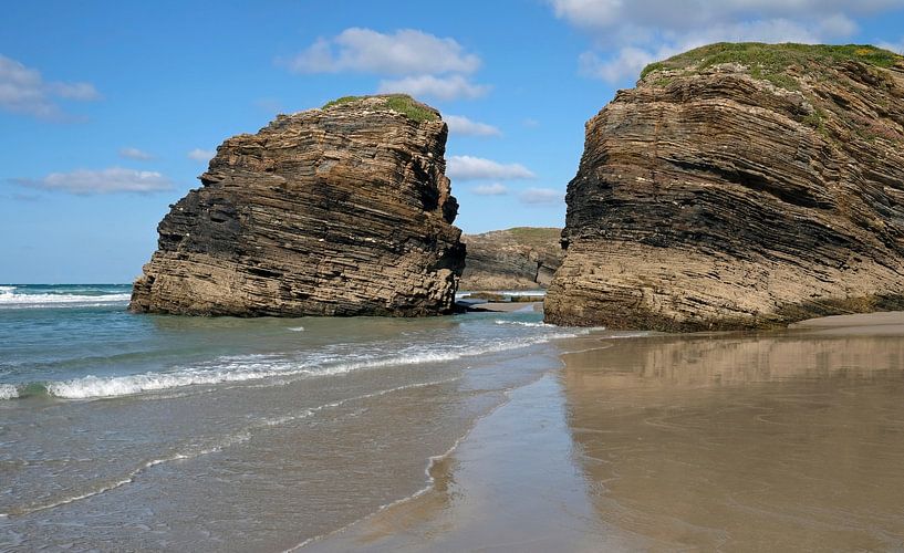 Steinformation am Strand von Playa de las Catedrales in Galizien, Spanien von Lensw0rld