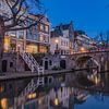Evening falls over the Old Canal and Geertebridge in Utrecht city, the Netherlands sur Arthur Puls Photography