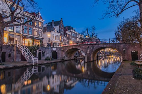 Avondbeeld van de Oudegracht en Geertebrug in Utrecht