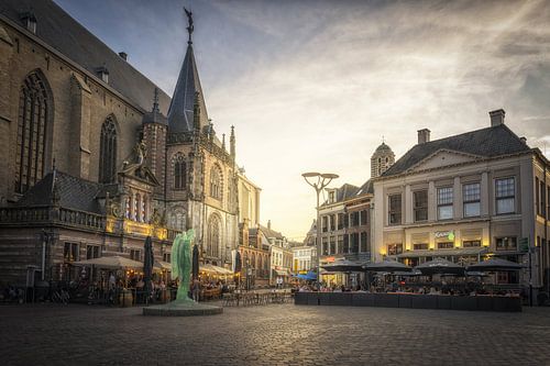 Het plein van Zwolle Overijssel tijdens de zonsondergang