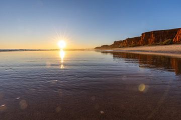 Sonnenuntergang am Sandstrand Praia da Falésia. Klippen Pinke Blumen bei Albufeira, Portugal von Fotos by Jan Wehnert