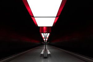 Ubahn Station mit roten Lichtwürfeln an der decke. U4 Hamburg