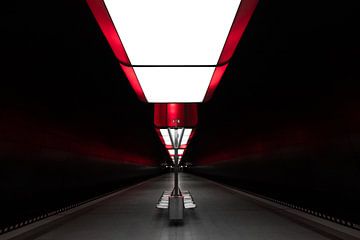 Metrostation met rode lichtblokjes aan het plafond. U4 Hamburg van Fotos by Jan Wehnert