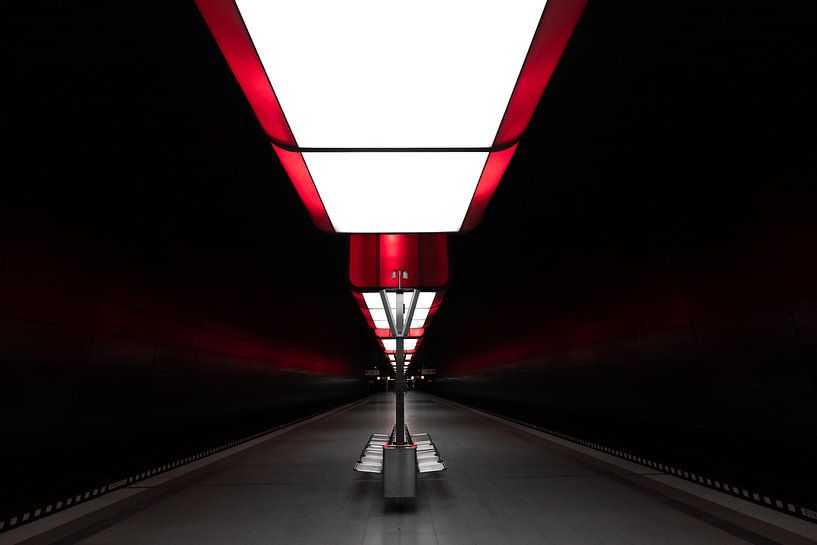 Station de métro avec des cubes lumineux rouges au plafond. U4 Hambourg par Fotos by Jan Wehnert