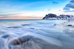 Sonnenuntergang über Utakleiv Strand im Lofoten archipel in Norwegen am Ende von a