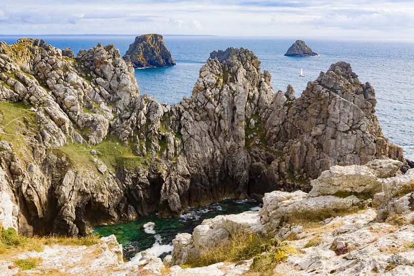 Felsen und Klippen an der Küste der Bretagne, Frankreich von Evelien Oerlemans