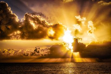 Stimmungsvoller Sonnenuntergang hinter Wolken am Meer von Dieter Walther