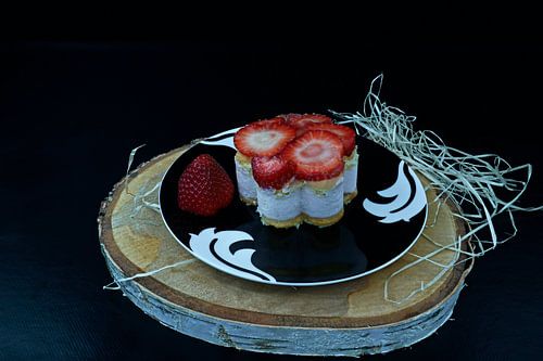 Fruittaartje met yoghurtroom, koekje en vers fruit