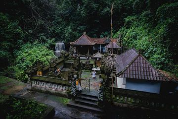 Traditionele Balinese Hindoeïstische tempelingang met waterval nabij Ubud in Bali (wide shot) van Marcus PoD