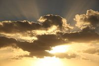 Zonsondergang achter de wolken