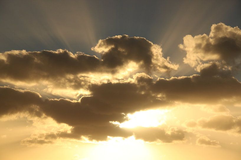 Zonsondergang achter de wolken by Leanne de Blok