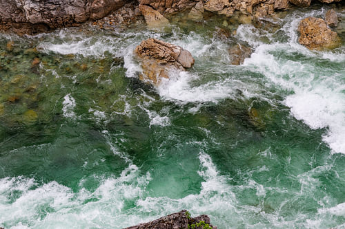 Wildes Wasser im smaragdgrünen Flusslauf