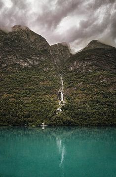 Gletsjerwaterval die het nabijgelegen gletsjermeer, Briksdalsbreen, Noorwegen opvult van qtx