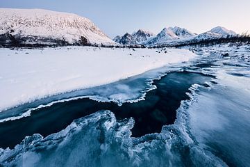 Bevroren rivier - Lyngen Alpen, Noorwegen van Martijn Smeets