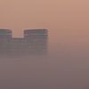 De skyline van Utrecht gehuld in de mist. van De Utrechtse Grachten