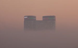 De skyline van Utrecht gehuld in de mist. van André Blom Fotografie Utrecht