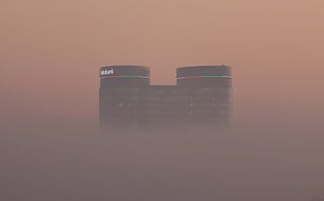 De skyline van Utrecht gehuld in de mist.