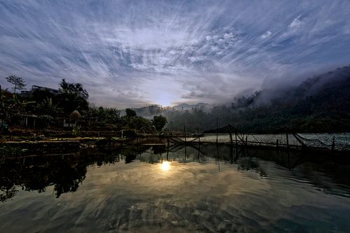 mistige zonsopgang begnasmeer