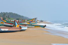 Vissersboten op het strand by Maurits Kuiper