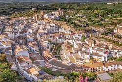 Wit bergdorp in Andalusië in het zonlicht