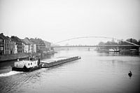 Scheepvaart op de Maas bij Maastricht