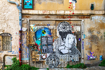 Wand mit Graffiti in La Rochelle