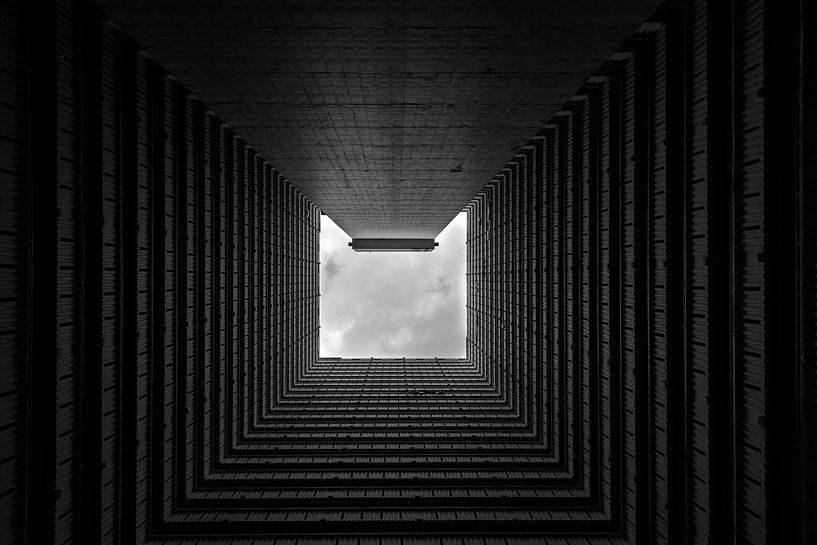 Photo noir et blanc en Chine d'un appartement densément peuplé par Michael Bollen