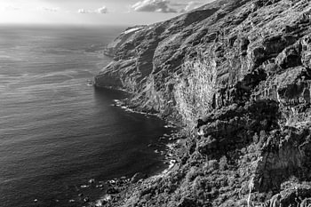 Les imposantes falaises volcaniques de Tijarafe en noir et blanc – La Palma