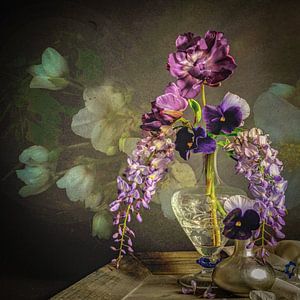 Stilleben mit Blumen. Tulpe und Veilchen.