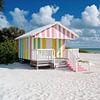 Strandhaus an einem Strand am Meer mit blauem Himmel. von Monique Leenaerts
