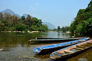 Flucht am Flussufer in Vang Vieng
