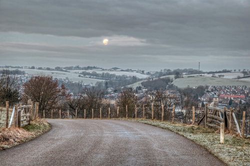 Volle maan boven de besneeuwde heuvels van Gulpen