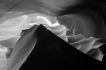 Antilope Canyon in zwart - wit van Marco Leeggangers