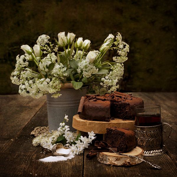 Stilleben weiße Rosen und Kuchen von Guna Andersone