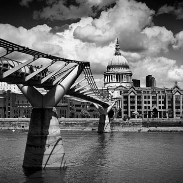 LONDEN Millennium Bridge en St. Paul's Cathedral | monochroom van Melanie Viola
