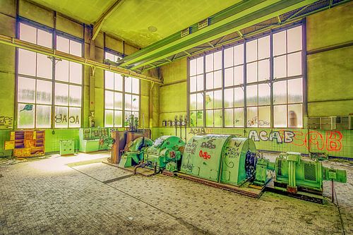 Kraftwerk in einer verlassenen Fabrik von Marcel Hechler
