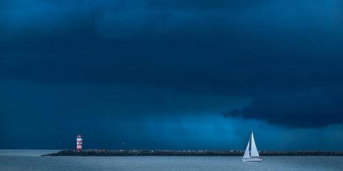 Segelboot verlässt den Hafen