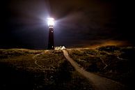 Leuchtturm- und Fischerhäuschen in der Nacht in der Insel von Schiermonnikoog von Sjoerd van der Wal Fotografie Miniaturansicht