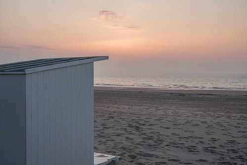 Strandcabine bij zonsondergang in  Oostende