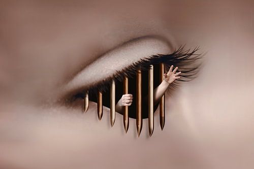 Symbolische Fotomanipulatie: Innerlijke Strijd en Zelfexpressie Door Tralies en Uitgestoken Armen