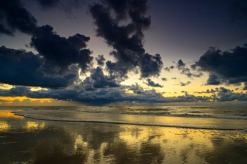 Zonsondergang op het strand van Texel met zandduinen op de voorgrond