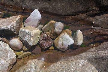 Steine in einem Gezeitentümpel III von Ralph Jongejan
