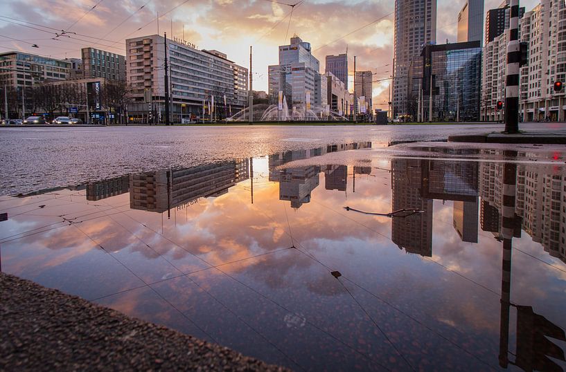 Zonsondergang boven het Hofplein von Peter Hooijmeijer