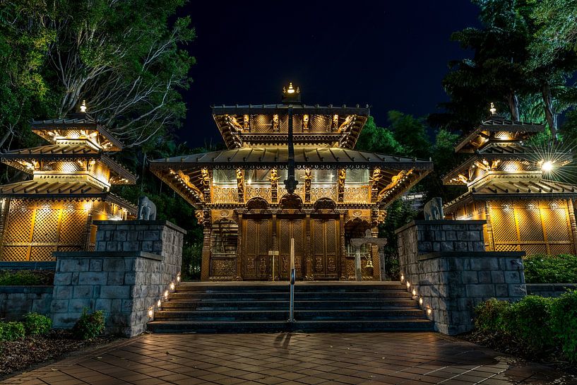 Nachtfoto einer nepalesischen Pagode in Brisbane, Australien von Troy Wegman