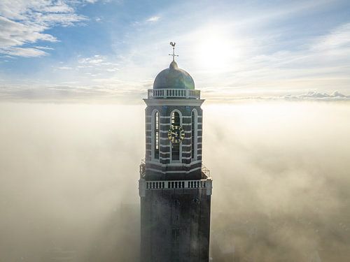 Peperbus kerktoren in Zwolle boven de mist