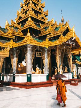 Moine bouddhiste à la pagode dorée Shwedagon à Yangon (Rangoon), Myanmar sur Michiel Dros