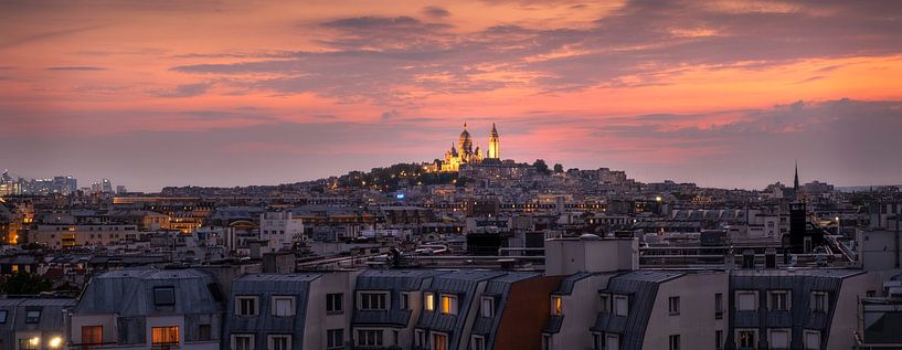 Panoramablick auf den Montmartre und die Sacre Coeur bei Sonnenuntergang von Ralph Rozema
